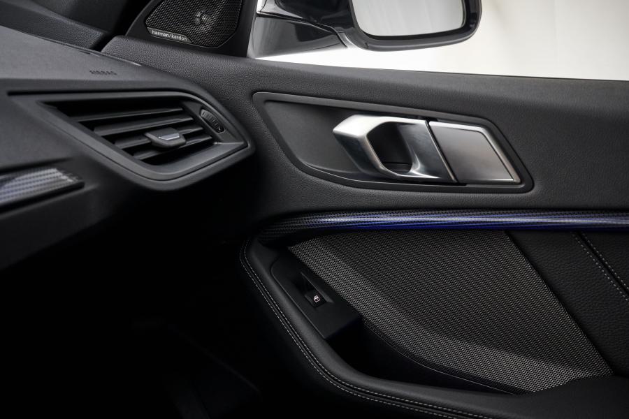 Детали интерьера BMW 118d Sportline (F40) 2019 года  (WW) (фото 55 из 89)